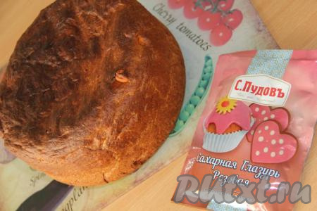 Поместить чашу в мультиварку, выставить режим "Выпечка" на 50 минут, крышку закрыть. За это время кулич у меня не пропёкся и я добавила ещё 50 минут. Проверить готовность выпечки можно деревянной шпажкой. Я для получения более румяной корочки дополнительно поставила кулич на 5 минут при верхнем нагреве в духовку, разогретую до 180 градусов. Можно разделить тесто на две равные части и испечь два кулича в мультиварке на режиме "Выпечка", установив время 50 минут (продолжительность выпечки во многом зависит от модели мультиварки). Готовый кулич достать из формы и полностью остудить. Для украшения я использовала готовую сахарную глазурь.