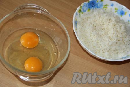 Яйца вбить в миску.