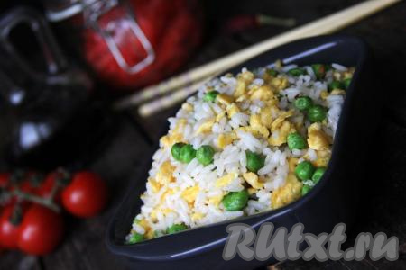 Вот так просто можно приготовить очень вкусный, сытный рис, жареный с яйцами. К столу подаём в горячем виде. К готовому блюду можно подать соевый соус, получится интересное сочетание вкусов.