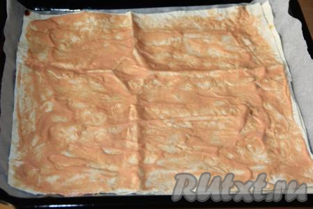 Перемешать соус и смазать лист лаваша.