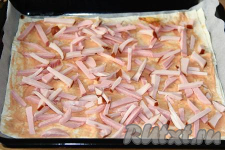 Выложить  колбасу, нарезанную брусочками (или кружочками).