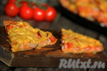 Нарезать на кусочки и подать к столу. Пицца на тонком лаваше готовится очень быстро и просто, а получается аппетитной, вкусной и сытной, попробуйте!