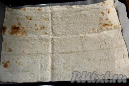 Противень (у меня 30х30 см) застелить пергаментом и смазать растительным маслом. Выложить лист лаваша.