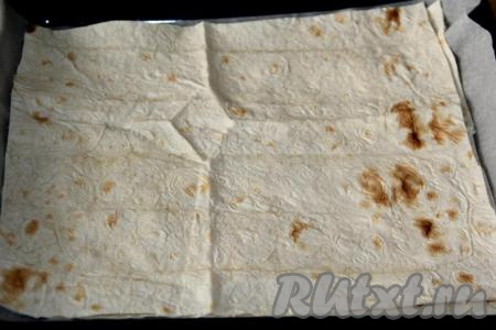 Накрыть вторым листом лаваша и слегка прижать.