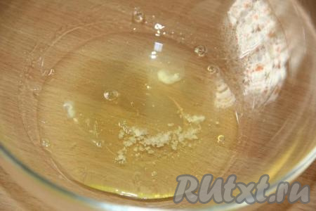 Яйца разделить на белки и желтки. Внимательно следите, чтобы даже капля желтка не попала в белки. Яичные белки должны быть охлаждёнными. В чистую, сухую посуду поместить яичные белки, добавить соль.