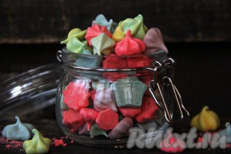Вот такие красивые, яркие, воздушные и очень вкусные меренги получились. Подайте их к чаю, кофе, а ещё они станут отличным украшением для выпечки.