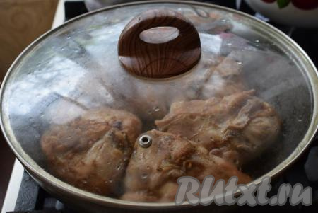 Далее, когда бедра будут обжарены с двух сторон, накрываем сковороду крышкой и томим бедра на среднем огне (примерно, по 12 минут с каждой стороны).