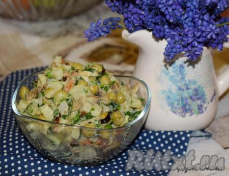 Салат с шампиньонами и консервированным горошком