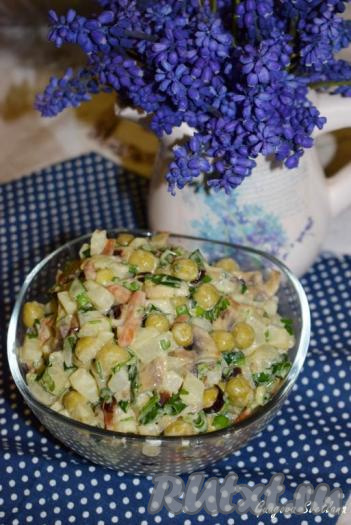 Салат с шампиньонами и консервированным горошком получается вкусным, к тому же еще и сытным, благодаря отварному картофелю и жареным грибам. Настоятельно советую приготовить!