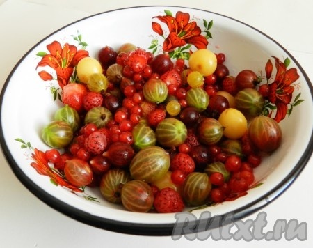 Если Вы будете варить компот из свежих ягод, то их нужно очистить от веточек и вымыть. Замороженные ягоды размораживать не надо.
