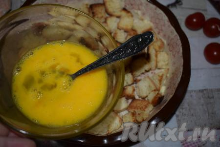 В отдельную миску добавляем сырые яйца, воду, щепотку соли и молотого перца. Взбиваем вилкой яйца с водой.