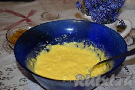 Перемешаем масляно-яичную массу до однородности.