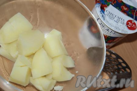 С готового картофеля слить воду.