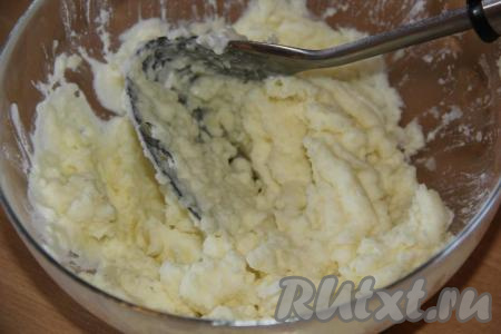 Размять картофель со сметаной в однородное пюре.