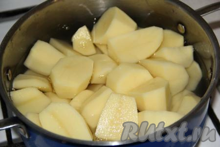 Картофель очистить, выложить в кастрюлю (если картофель крупный - разрежьте его на несколько частей), полностью залить холодной водой и поставить на огонь. Как только картофель закипит, посолить его по вкусу, огонь убавить. Варить картофель до мягкости (минут 25-35 - продолжительность варки зависит от сорта и размера картофеля).