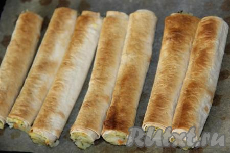 Запекать трубочки из лаваша с картофельной начинкой в разогретой духовке, примерно, 10-15 минут (до золотистого цвета) при температуре 180 градусов.
