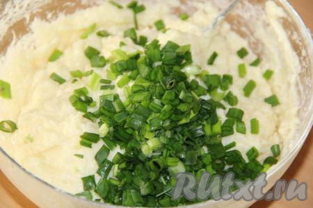 Зелёный лук вымыть, мелко нарезать, добавить в картофельную массу.