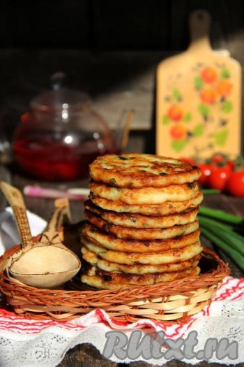 Нежные оладушки с аппетитной, хрустящей корочкой подать к столу со сметаной. Приготовить оладьи из картофельного пюре совсем несложно, а в результате вы получите очень вкусное и сытное блюдо. Обязательно попробуйте!