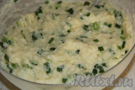 Перемешать ложкой. Картофельная масса получится не жидкой.