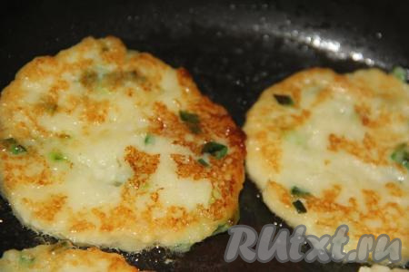 Жарить картофельные оладушки на среднем огне с двух сторон до золотистой корочки.