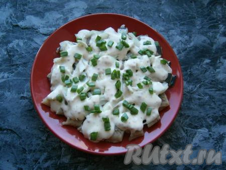 Селёдку с луком полить приготовленным соусом и поместить в холодильник на 15-20 минут. Перед подачей посыпать блюдо измельченным зеленым луком.