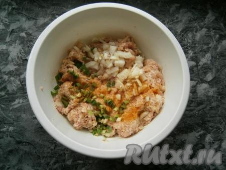 Для приготовления фарша нужно кусочки куриного мяса пропустить через мясорубку, подойдёт и покупной фарш. К фаршу добавить очищенный и мелко нарезанный лук, измельченную зелень чеснока, посолить, поперчить, всыпать специи.