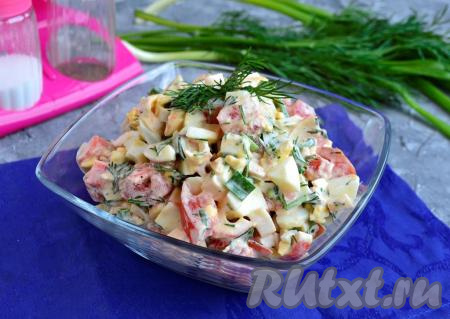 Салат с крабовыми палочками, помидорами и яйцами