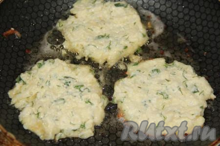 В разогретую сковороду влить растительное масло, разогреть. Выкладывать на сковороду по 1 столовой ложке картофельно-сырной массы, формируя круглые оладьи.