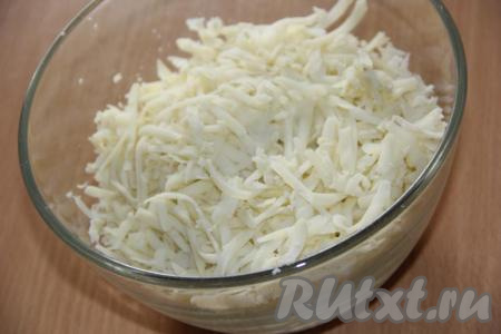 Вареный картофель очистить от кожуры и натереть на крупной тёрке.