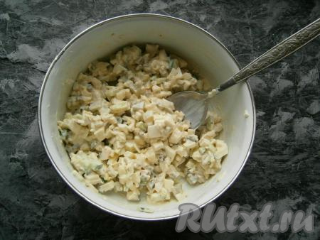Салат посолить и поперчить по вкусу, перемешать.