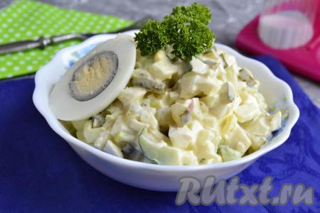 Салат с вареными яйцами и огурцами
