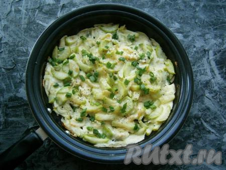 Готовое блюдо посыпать измельченным зеленым луком и черным молотым перцем.