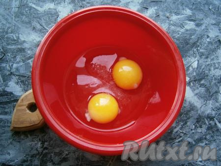 Обжаривать кабачки с луком на среднем огне, помешивая, в течение 4-5 минут. Яйца разбить в миску, немного посолить.