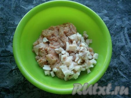 Измельчить мясо до состояния фарша. Приготовить фарш можно и пропустив кусочки курицы через мясорубку. Добавить к фаршу нарезанное маленькими кубиками свиное сало.