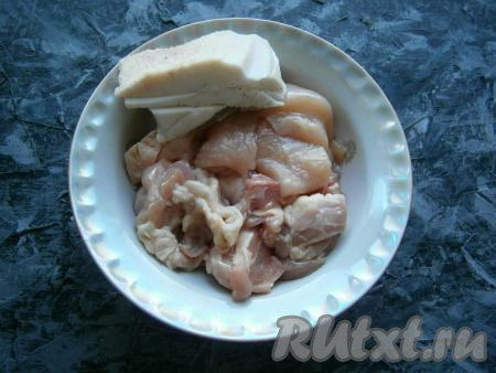 Из бедрышек удалить кости (кожу можно оставить), нарезать на части, добавить куриное филе и кусочек свиного сала, вымыть и обсушить.