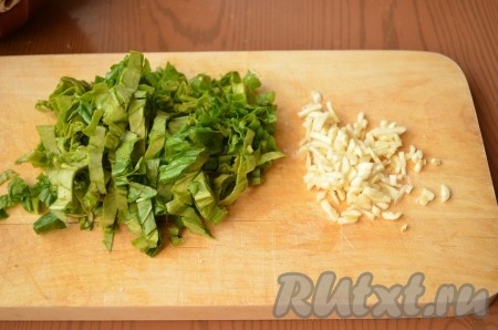 Добавить мелко порезанный чеснок и шпинат. Готовить 2-3 минуты.