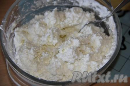 Ложкой перемешать творожную массу.