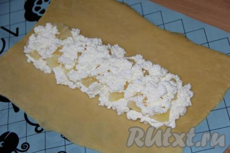Поверх ананасов выложить ещё немного творога.