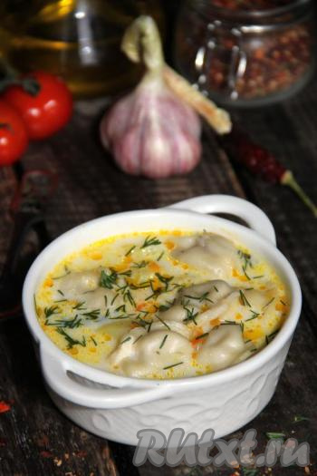 Вкусный, сытный, аппетитный суп с пельменями и картошкой разлить по тарелкам и в горячем виде подать к столу. Можно добавить при подаче мелко нарезанную зелень. Приготовьте суп по этому рецепту, и вы, наверняка, ещё не раз захотите порадовать себя и своих близких этим отличным блюдом!