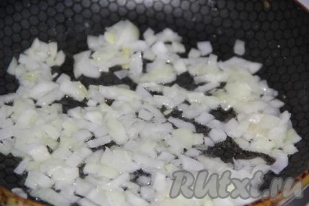Пока варится картофель, на сковороде на растительном масле обжарить до золотистого цвета мелко нарезанный лук.