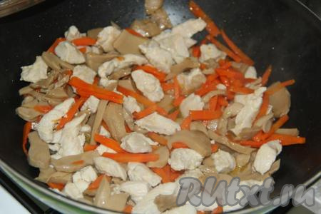 В сковороду с мясом влить воду, довести до кипения, а затем, уменьшив огонь, тушить курицу под крышкой 10 минут.