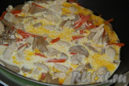 Влить молочно-сметанный соус в сковороду к курице.
