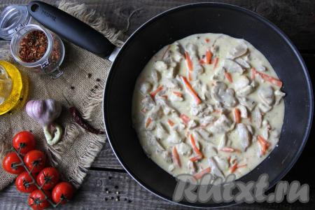 Подать вкусную и нежную курицу в молочно-сметанном соусе к столу с любым гарниром. Попробовав приготовить это простое домашнее блюдо, я уверена, вы возьмёте этот рецепт в свою кулинарную книгу.