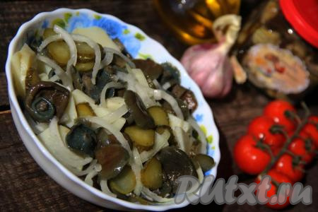 Вот такой простой, но очень вкусный салат из солёных грибов, картошки и солёных огурчиков получился. Отличный закусочный салат, рекомендую!