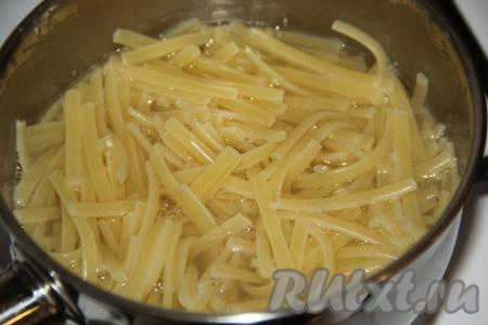 Для приготовления лапшевника я использовала покупную лапшу, предварительно поломав её на части. Хотя можно взять макароны любой формы. Отварить макаронные изделия в подсоленной воде до состояния аль денте (макароны не должны развариться, они должны остаться достаточно твёрдыми). Затем слить воду и промыть макароны.