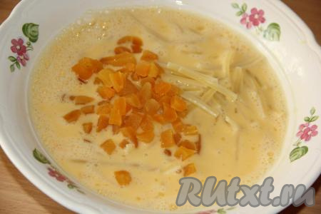 Курагу, нарезанную на мелкие кубики, и отваренные макароны добавить в яично-молочную смесь. Вместо кураги можно добавить изюм.