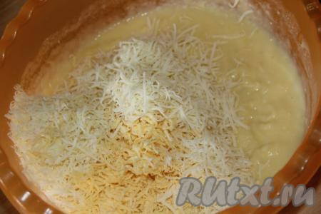 Сыр натереть на мелкой тёрке и добавить в картофель, перемешать. Я использовала два вида сыра, для рецепта подойдет любой твердый сыр, но можно приготовить начинку и без сыра.