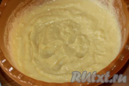 Взбить картофельную смесь миксером в однородную и пышную массу.