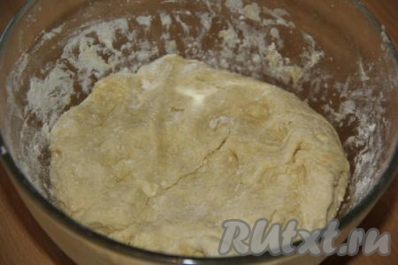 Замесить нежное и не липнущее тесто. Если тесто будет липким, припылите его мукой и ещё раз хорошо вымесите. Накрыть тесто полотенцем и дать отдохнуть минут 30.