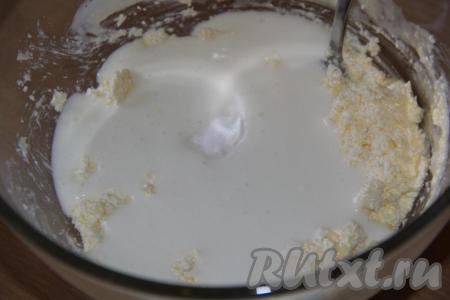 В творожно-масляную смесь влить кефир, добавить соду и соль.